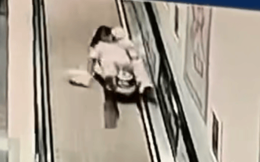 女子懷抱五個多月的嬰兒在扶梯上被身后玩具車撞倒，懷中嬰兒也被摔倒在地！已報警:精密機械怎么樣