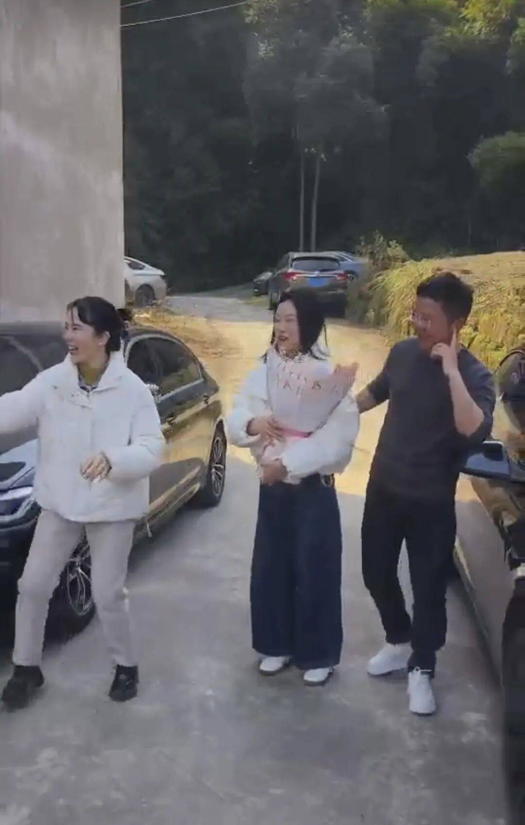 四川小伙首次帶女友回家，全家30多人拉橫幅、送鮮花、放鞭炮迎接:公司公司主要排名