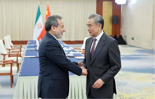 伊朗外長致電中國，對華作出承諾，王毅表態細微“差別”，但是信號強烈:密的注塑模具品牌