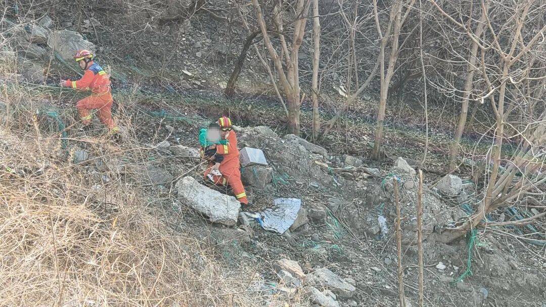 元宵節爸爸帶2歲、4歲孩子爬北京野山<strong></p>
<p>精密機械多少錢</strong>，被困崖壁焦急求救：孩子太小快撐不住了！:精密機械多少錢